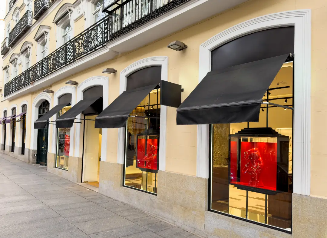 Façade vitrine de magasin en aluminium sur mesure à Vergèze